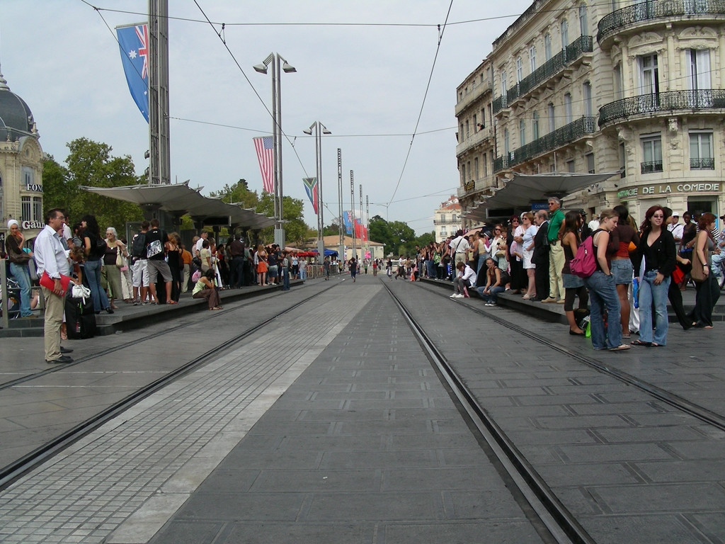 Люди на улице в Монпелье, Франция. Фото 7 – фотографии Франции