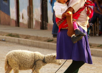Женщина с ребёнком и овечкой на поводке, Перу – фотографии Перу