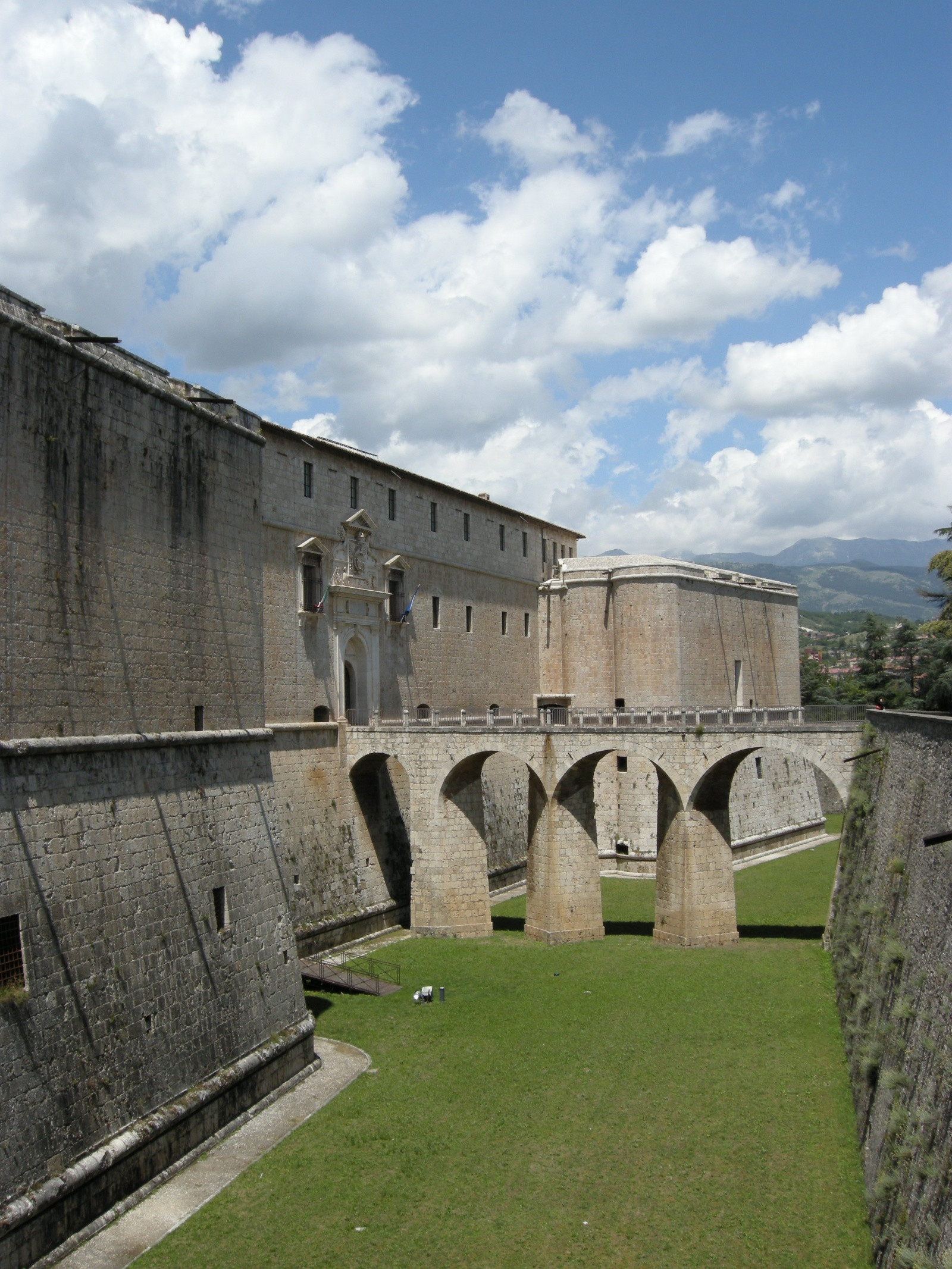 Испанский форт в Л’Aквиле – фотографии Италии
