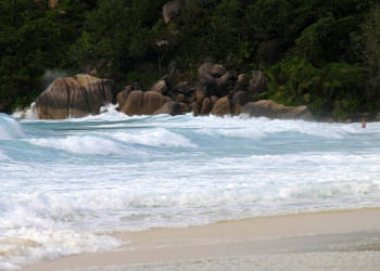 Волны на острове Праслин, Сейшелы – фотографии Сейшельских островов