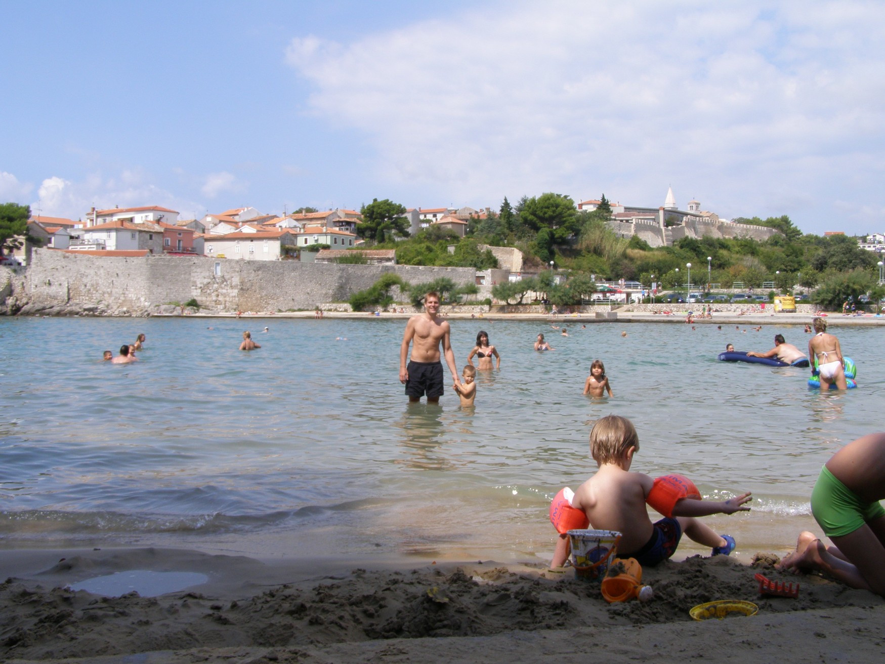 Люди на пляже в Крк, Хорватия – фотографии Хорватии
