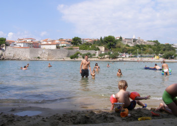 Люди на пляже в Крк, Хорватия – фотографии Хорватии