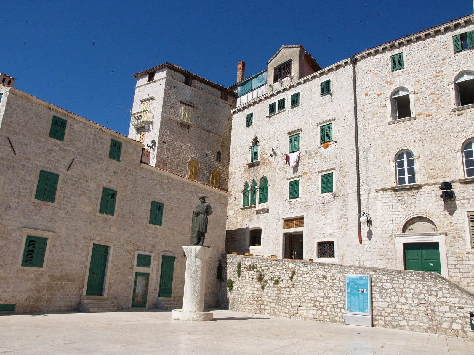 Памятник в Шибеник, Хорватия – фотографии Хорватии