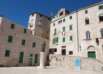 Памятник в Шибеник, Хорватия – фотографии Хорватии