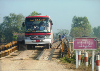 Автобус в Чаунта, Мьянма – фотографии Мьянмы