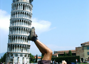 Турист фоткается у Пизанской Башни – фотографии Италии