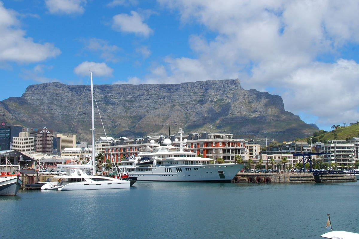 Яхты и катера на пристани в провинции Западный Кейп, ЮАР – фотографии ЮАР