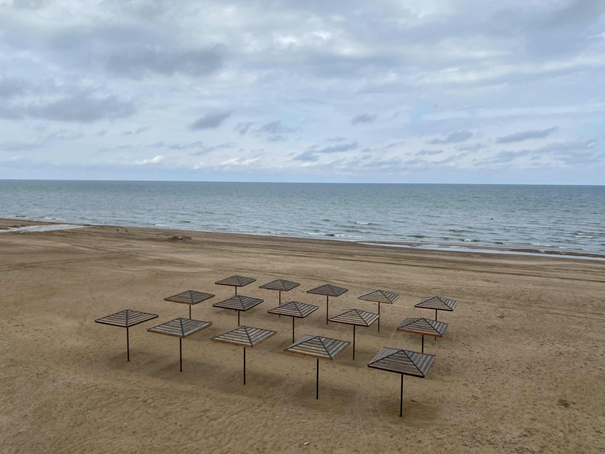 Зонтики на пляже у набережной в Приморском парке Дербента – фотографии России