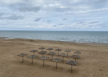 Зонтики на пляже у набережной в Приморском парке Дербента – фотографии России