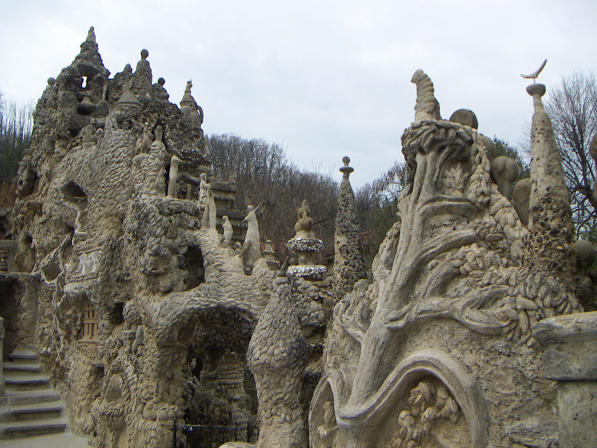 Медведи, удавы и львы общаются с великанами, мумиями в архитектуре Дворца почтальона  – фотографии Франции