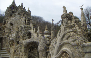 Медведи, удавы и львы общаются с великанами, мумиями в архитектуре Дворца почтальона  – фотографии Франции