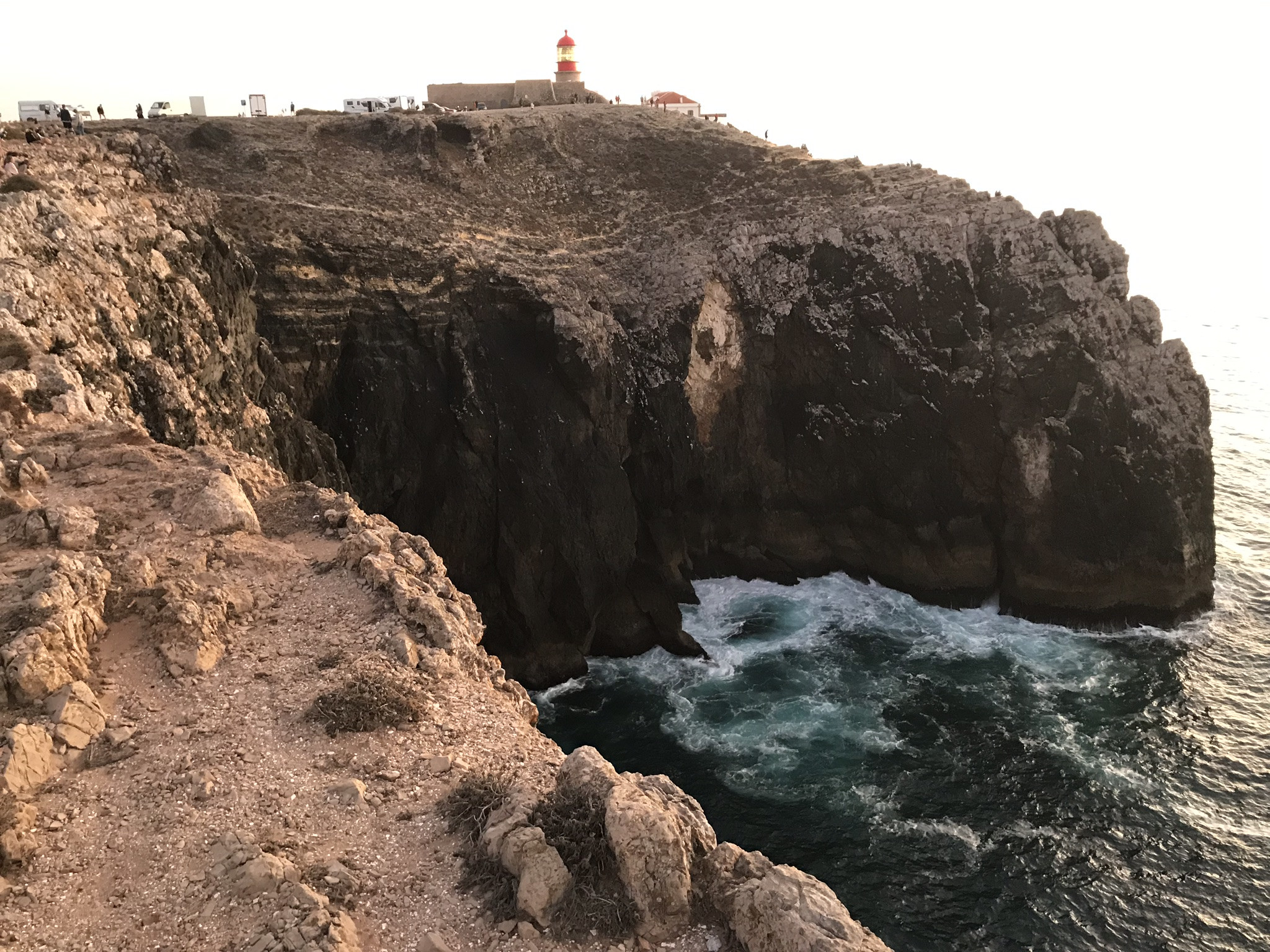 Вид на маяк и скалы мыса Сан-Висенте, Португалия – фотографии Португалии