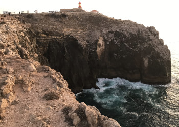 Вид на маяк и скалы мыса Сан-Висенте, Португалия – фотографии Португалии