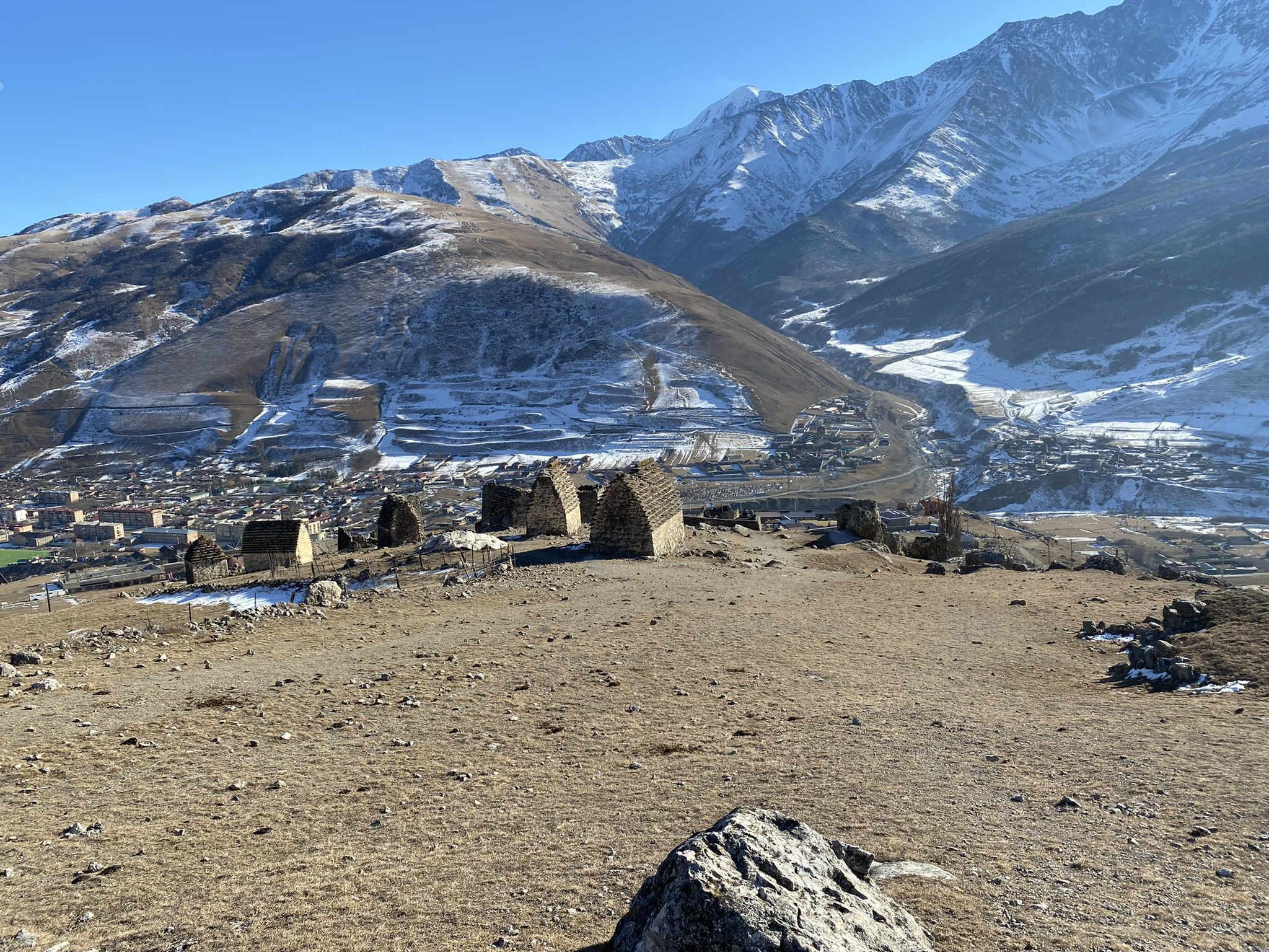 Старинное селение Цмити или Цимити, вид на склепы и разрушенные постройки – фотографии России