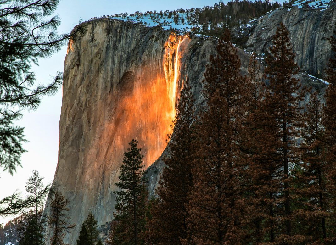Водопад Лошадиный хвост (Horsetail Fall) в США – фотографии США