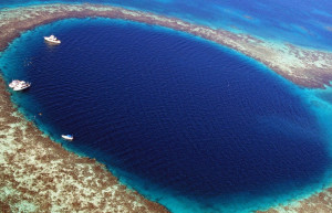 Вид с высоты на Голубую дыру в Белизе – фотографии Белиза