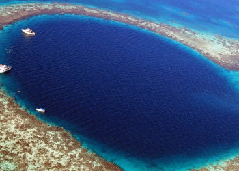 Вид с высоты на Голубую дыру в Белизе – фотографии Белиза