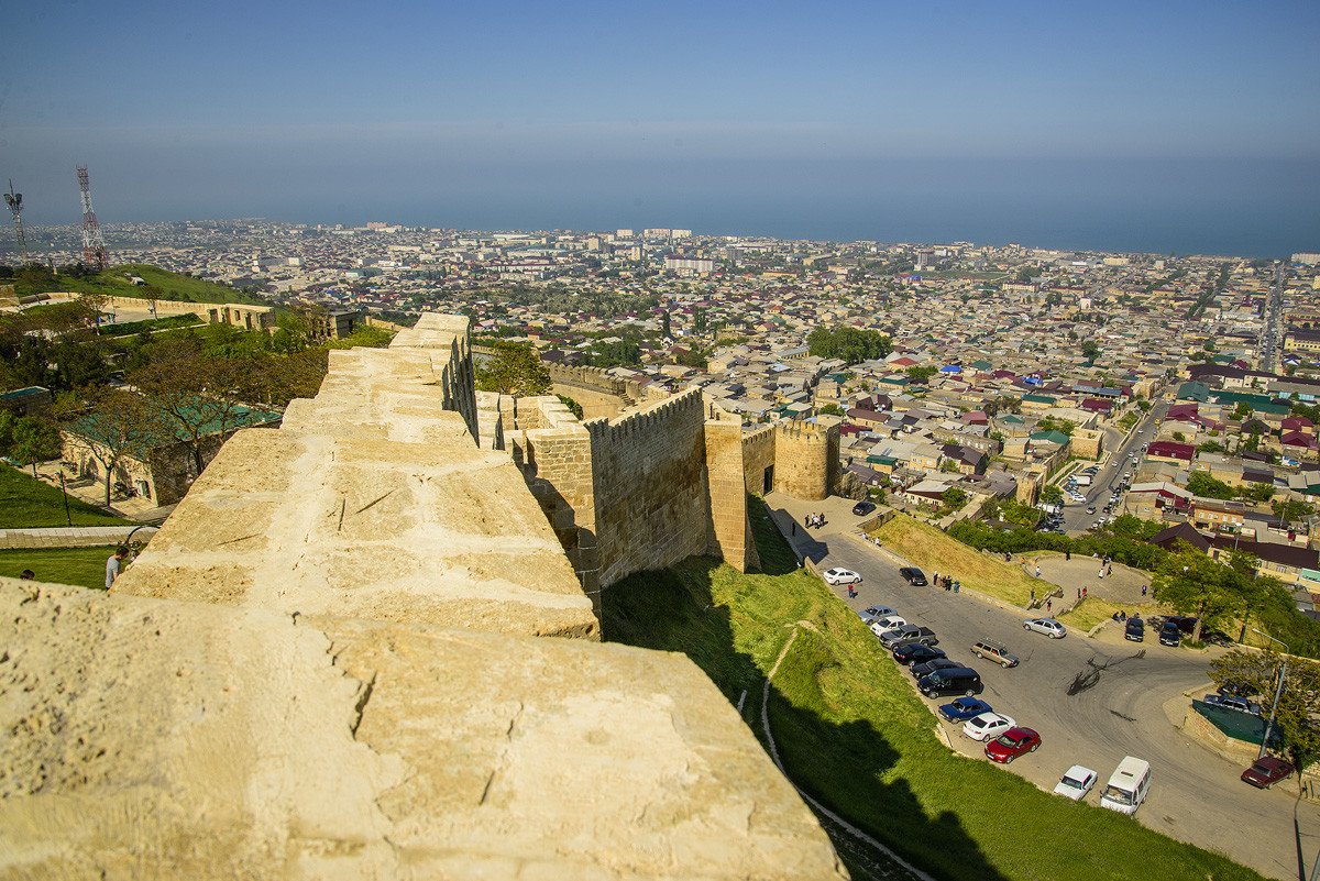 Солнечная крепость Нарын-кала в Дербенте, Дагестан – фотографии России