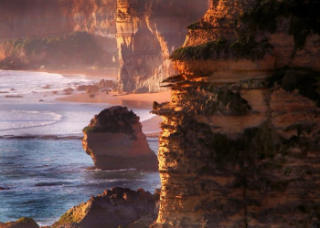 Известняку, который формирует скалы в Нац парке Порт Кэмпбелл Австралии, уже более 26 миллионов лет – фотографии Австралии