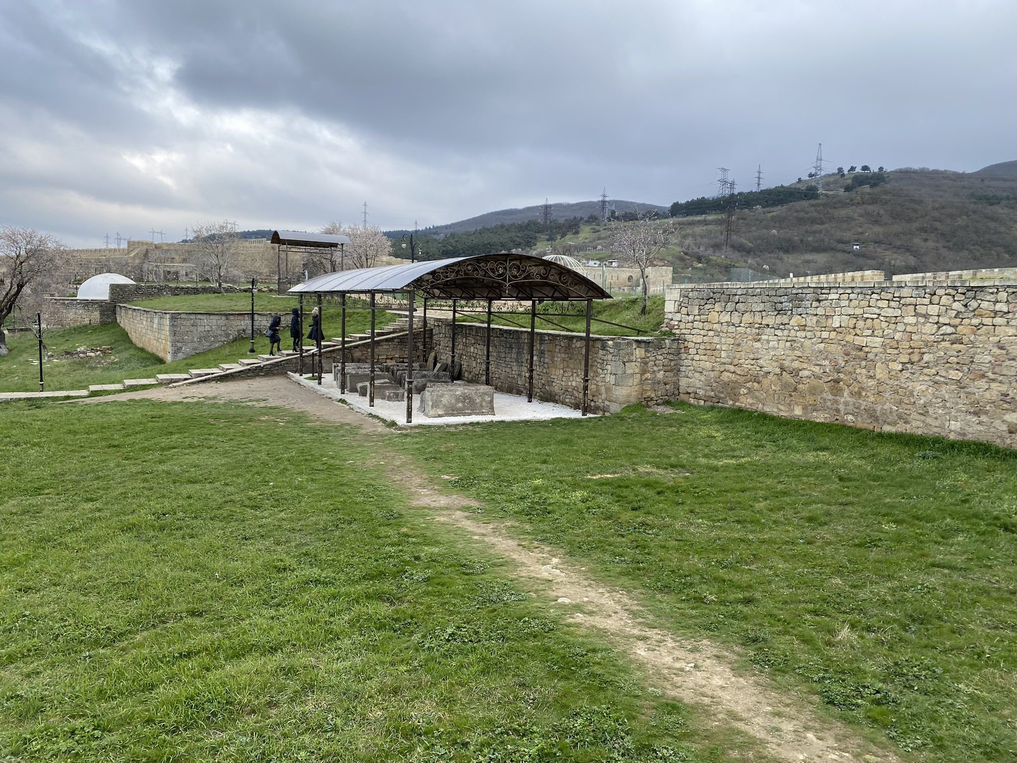 Древние могильные плиты в Нарын-кала – фотографии России