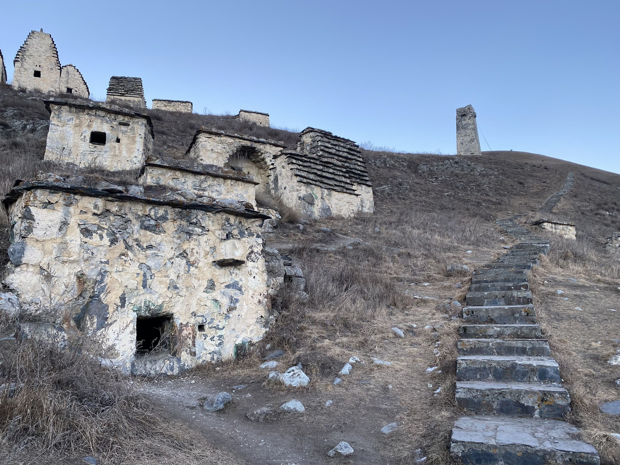 Тропинка к Башне на вершине города Мёртвых в Даргавсе – фотографии России