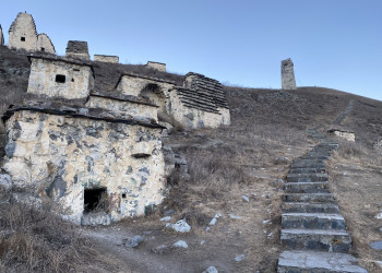 Тропинка к Башне на вершине города Мёртвых в Даргавсе – фотографии России
