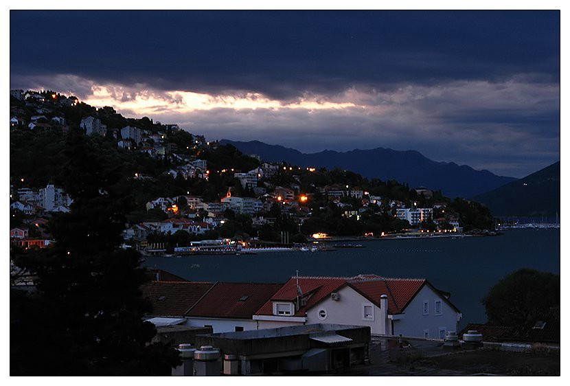 Вечер на побережье в Игало, Черногория – фотографии Черногории
