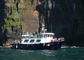 Катер с туристами возле утёсов Мохер, побережье графства Клэр – фотографии Ирландии