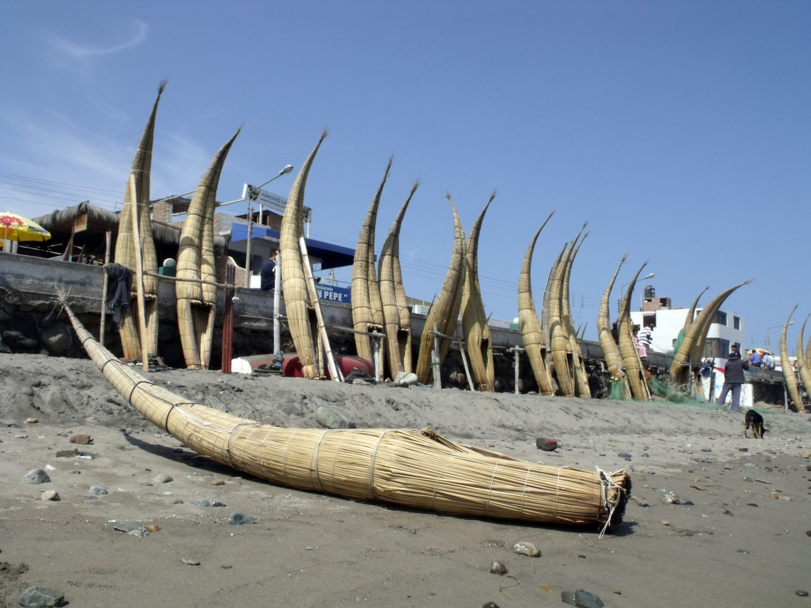 Знаменитые тростниковые лодки Caballitos detotora в Уанчако – фотографии Перу