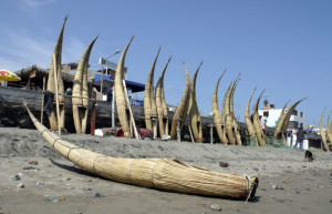 Знаменитые тростниковые лодки Caballitos detotora в Уанчако – фотографии Перу