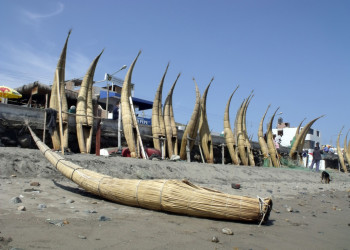 Знаменитые тростниковые лодки Caballitos detotora в Уанчако – фотографии Перу