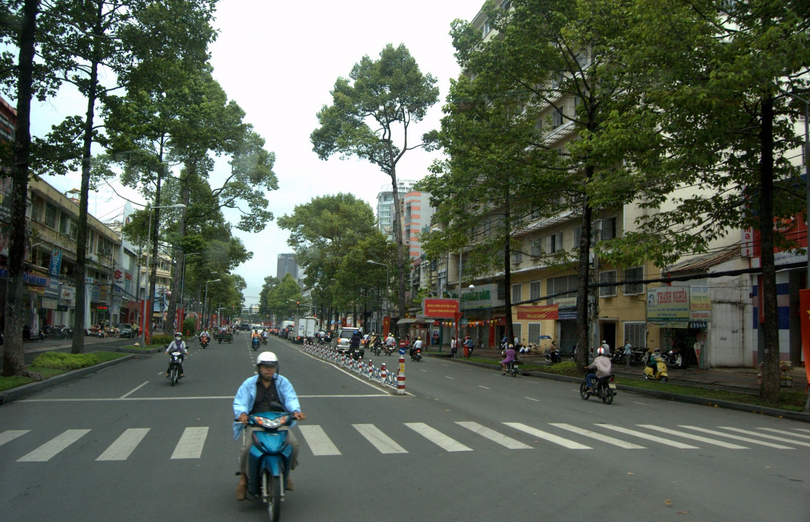 Проезжая часть в Хошимине, ранее известном как Сайгон, Вьетнам – фотографии Вьетнама