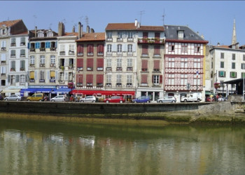 Набережная в Байонне, Франция. Фото 4 – фотографии Франции