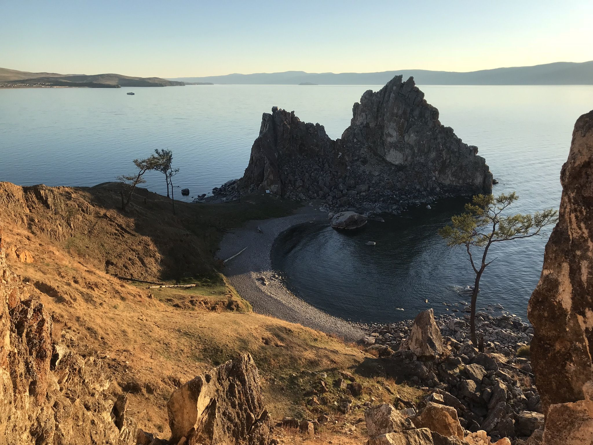 Знаменитая скала Шаманка в поселке Хужир на острове Ольхон – фотографии России