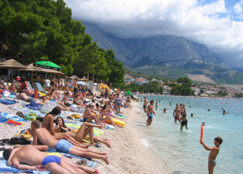 Люди на пляже в Башка Вода, Хорватия. Фото 4 – фотографии Хорватии