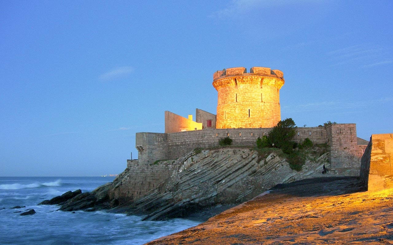 Крепость в Сибуре, Франция – фотографии Франции