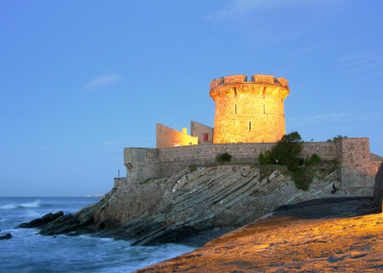 Крепость в Сибуре, Франция – фотографии Франции