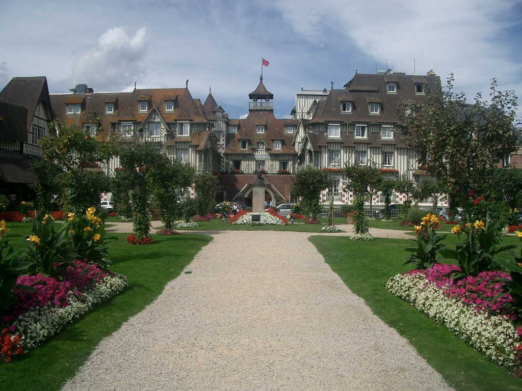 Сквер в Довиле, Франция – фотографии Франции