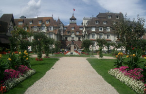 Сквер в Довиле, Франция – фотографии Франции