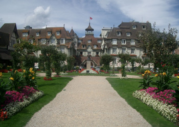 Сквер в Довиле, Франция – фотографии Франции