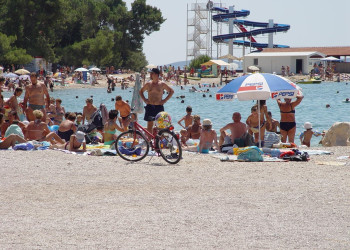 Люди на пляже в Биограде, Хорватия – фотографии Хорватии