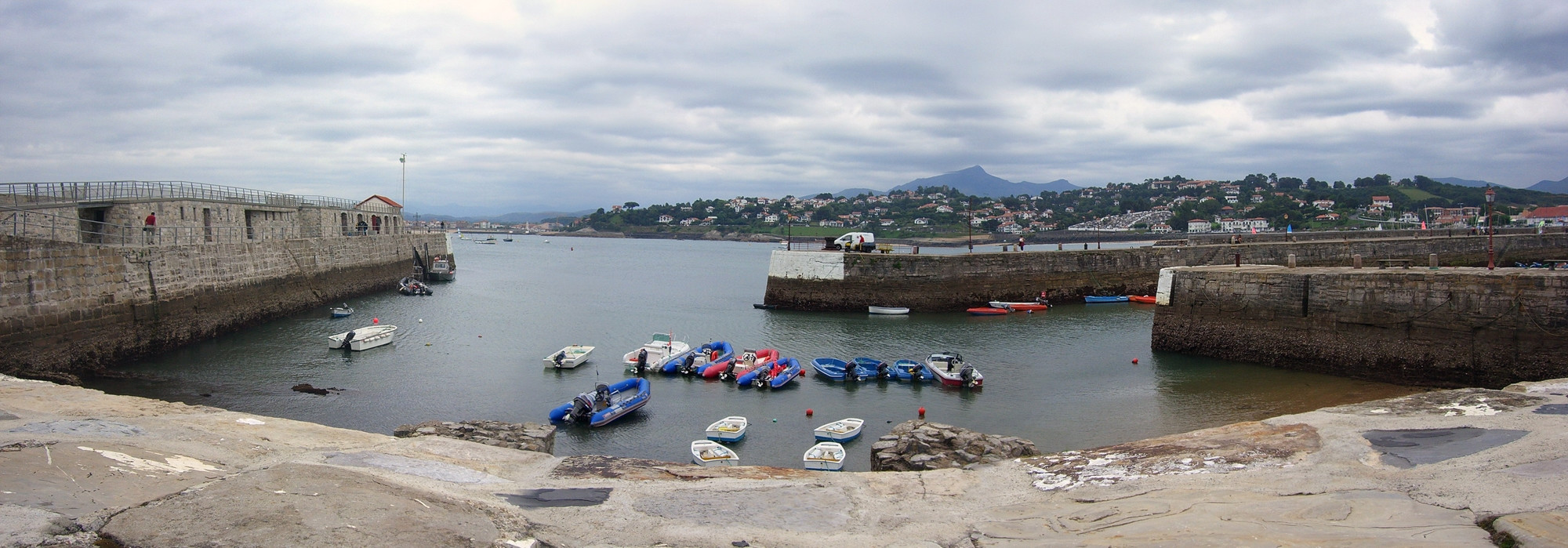 Набережная в Сибуре, Франция. Фото 2 – фотографии Франции