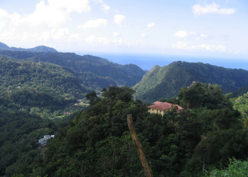Панорамный вид на ландшафт местности в Гренаде – фотографии Гренады