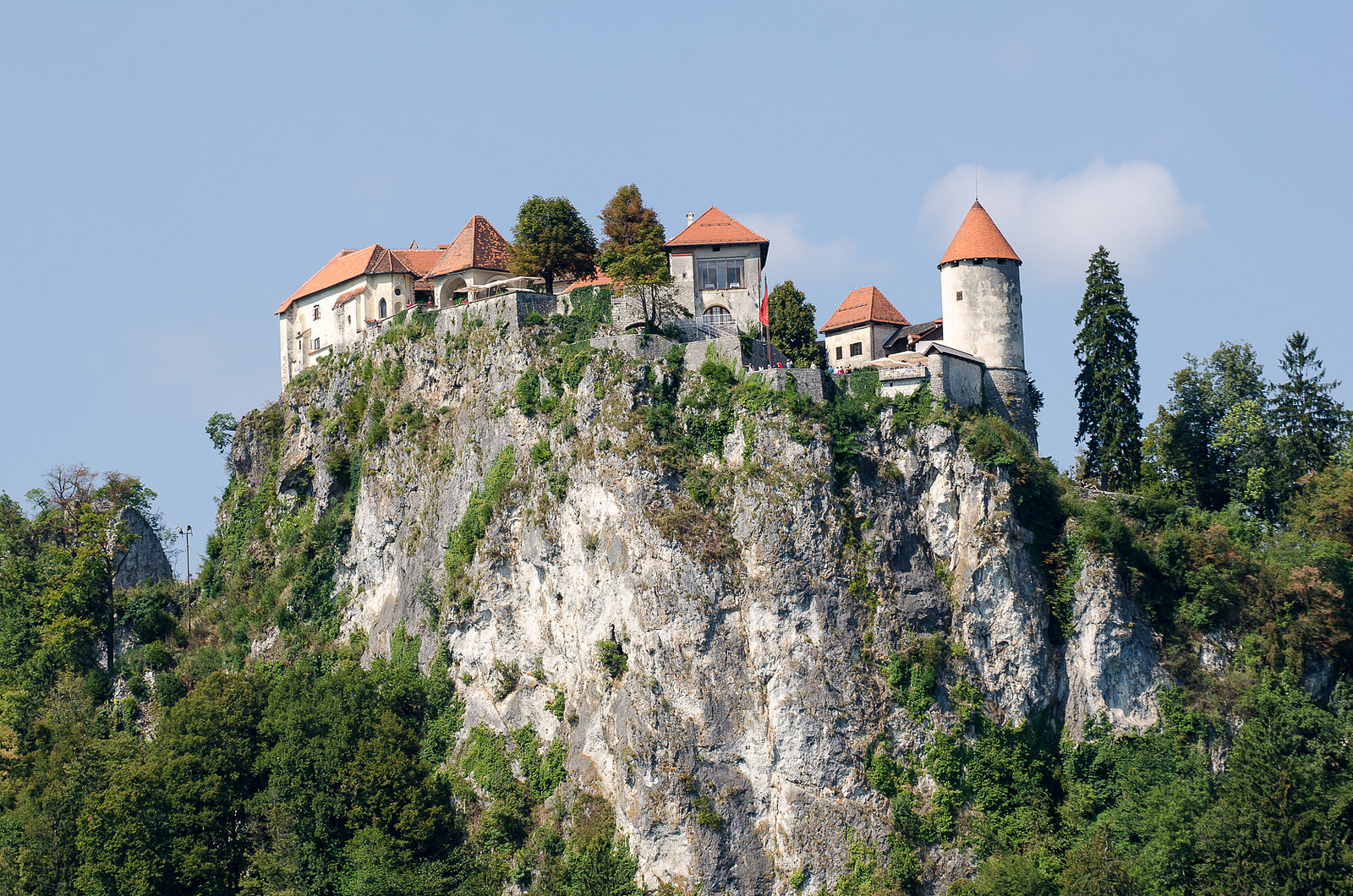 Замок на 130 метровой скале на озере Блед – фотографии Словении
