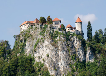 Замок на 130 метровой скале на озере Блед – фотографии Словении