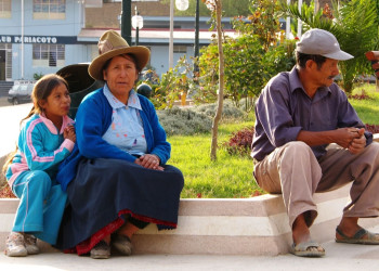Люди в сквере, Перу – фотографии Перу