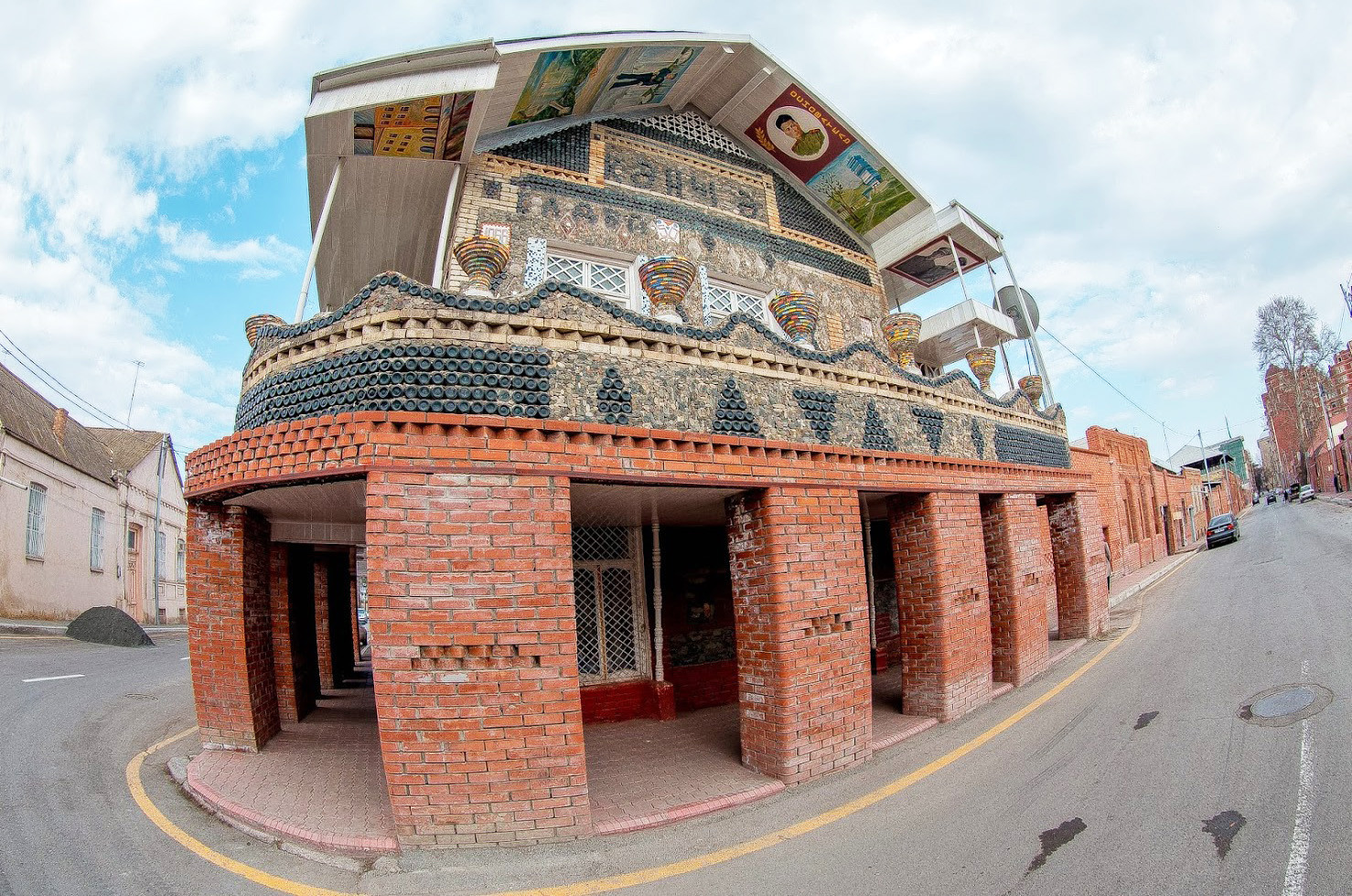 Бутылочный дом в Гяндже, Азербайджан. Фото 1 – фотографии Азербайджана