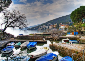 Лодки у причала в Опатии, Хорватия – фотографии Хорватии