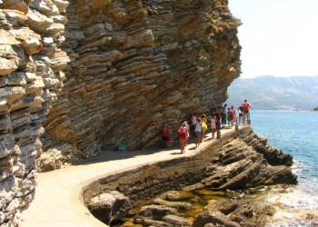 Туристы на набережной в Будва, Черногория – фотографии Черногории