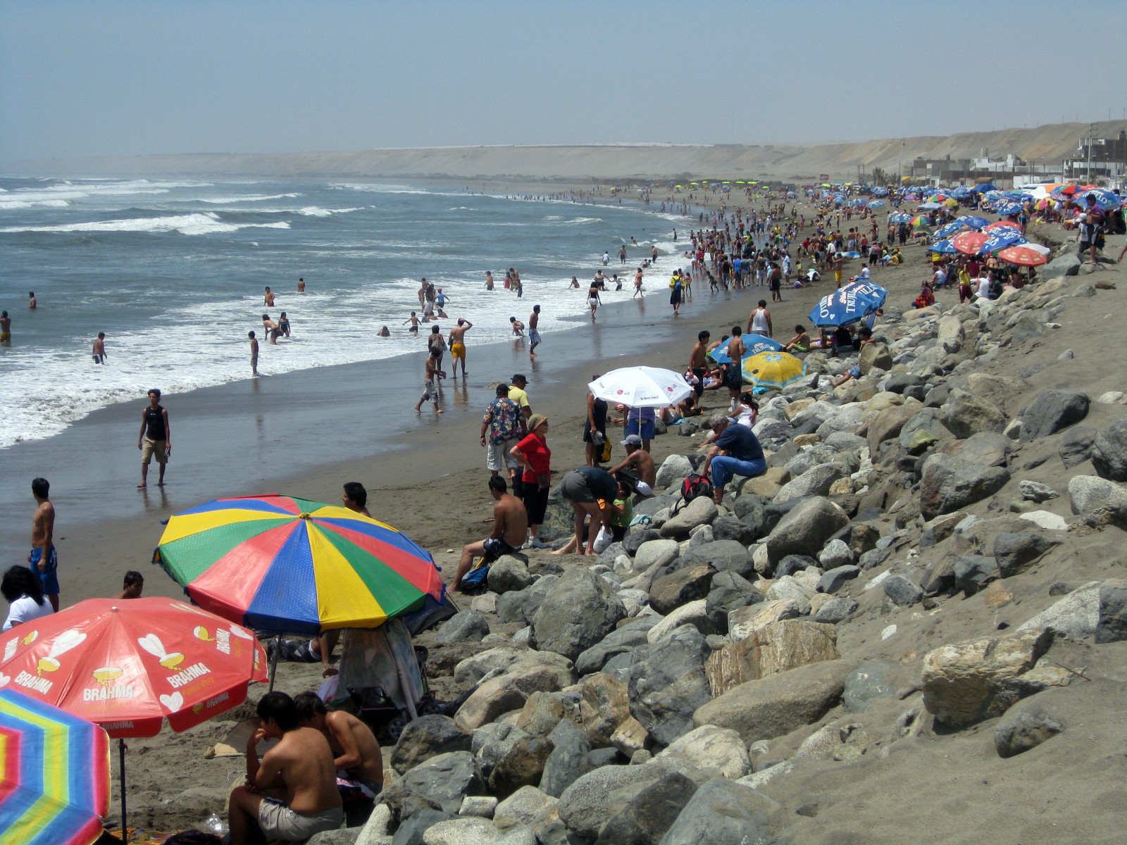 Тихоокеанские пляжи Перу не очень как-то живописны – фотографии Перу